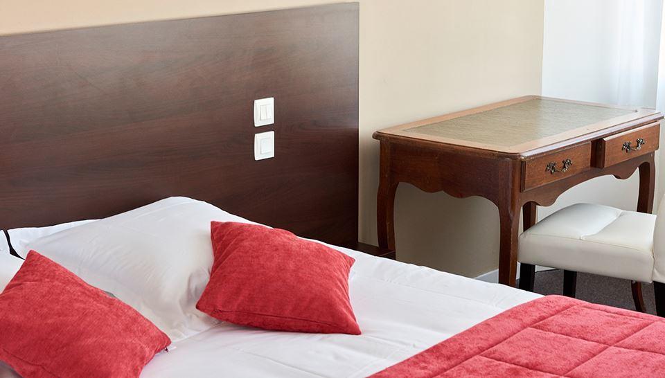 Logis Hotel Le Grand Cerf Ernée 外观 照片